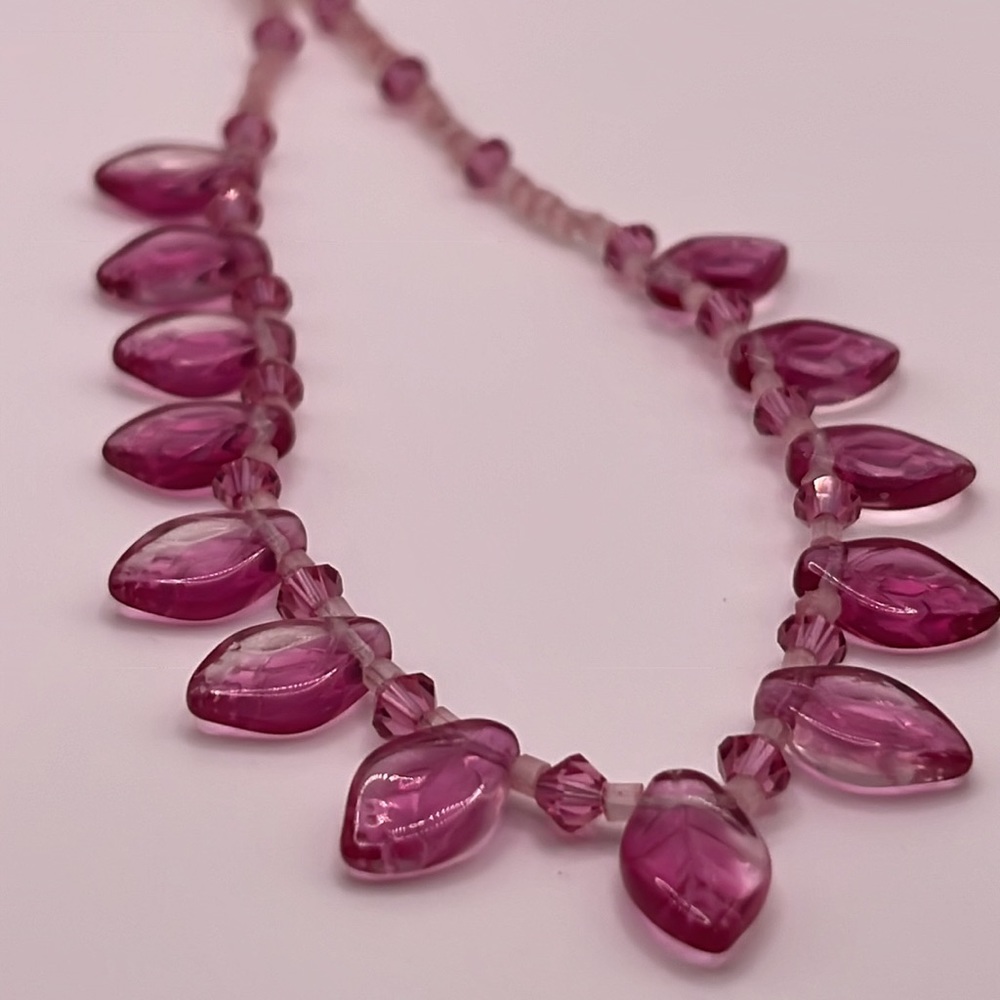 NWOT Pink Acrylic beaded necklace with leaf details